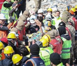 DEPREMİN 128. SAATİNDE HATAY’DA 13 YAŞINDAKİ ARDA SAĞ KURTAILDI!