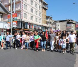 TURGUT ÖZAL LİSESİ ÖĞRENCİ VE VELİLERİ SESLERİNİ DUYURMAYA ÇALIŞIYOR!