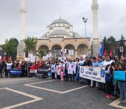 DÜZCE’DE EĞİTİMCİLERDEN GÜÇLÜ TEPKİ VE EYLEM