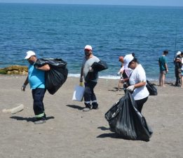 AKÇAKOCA’DA DUYARLI VATANDAŞLAR PLAJLARI TEMİZLEDİLER!