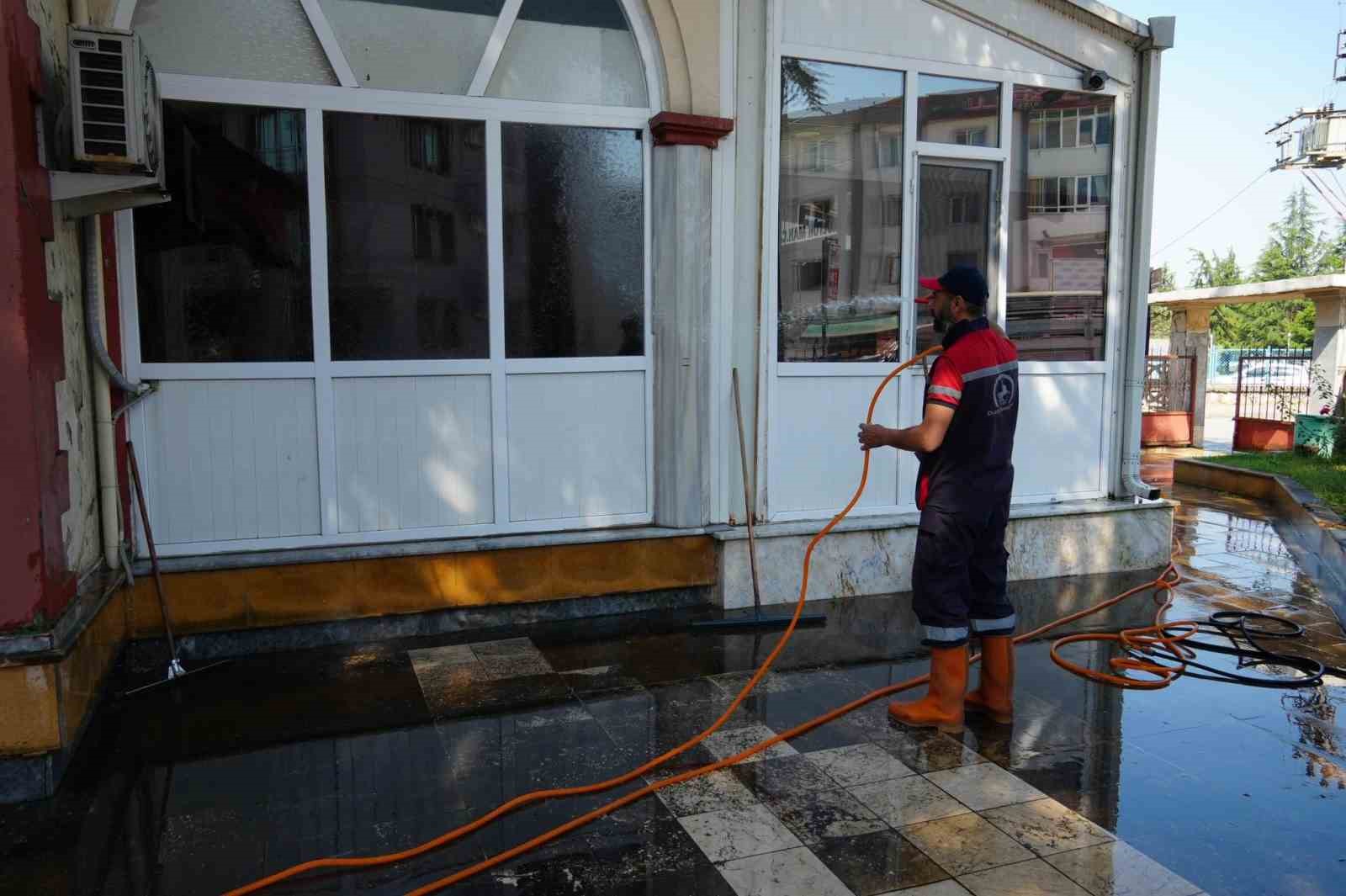 DÜZCE BELEDİYESİ, CAMİLERİ BAYRAMA HAZIR HALE GETİRİYOR!