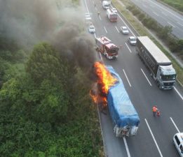 TEM OTOYOLUNDA TIR ALEV TOPUNA DÖNDÜ!