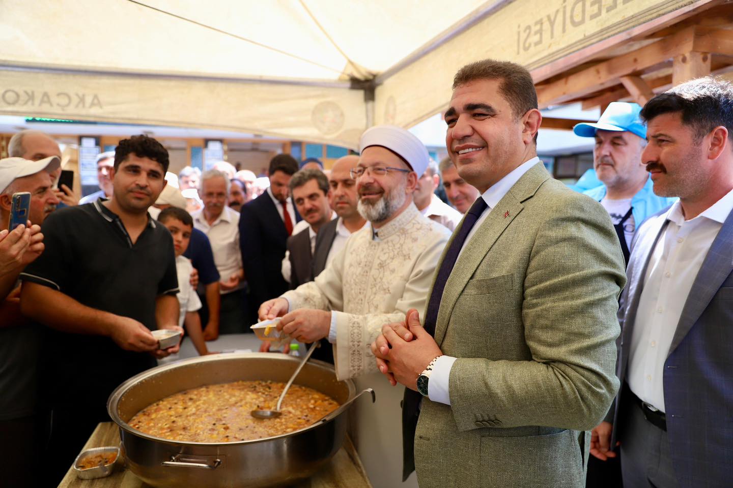 ERBAŞ AKÇAKOCA’DA VATANDAŞLARA AŞURE İKRAM ETTİ!