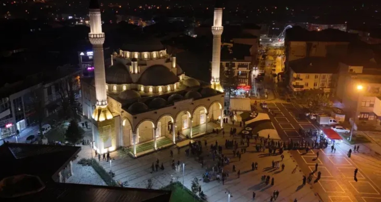 BİN AYDAN DAHA HAYIRLI OLAN KADİR GECESİ BU GECE İDRAK EDİLECEK!