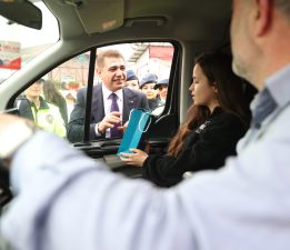 VALİ ASLAN SÜRÜCÜLERİN KEMERLERİNİ TAKIP TAKMADIKLARINI DENETLEDİ!
