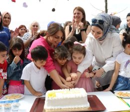 MİNİK ÖĞRENCİLER ANNELERİNİ UNUTMADI!