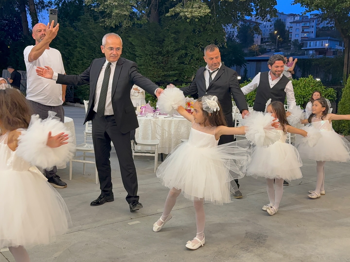 KAYMAKAM PİŞKİN’İN KIZIYLA DANSI İLGİ İLE İZLENDİ!