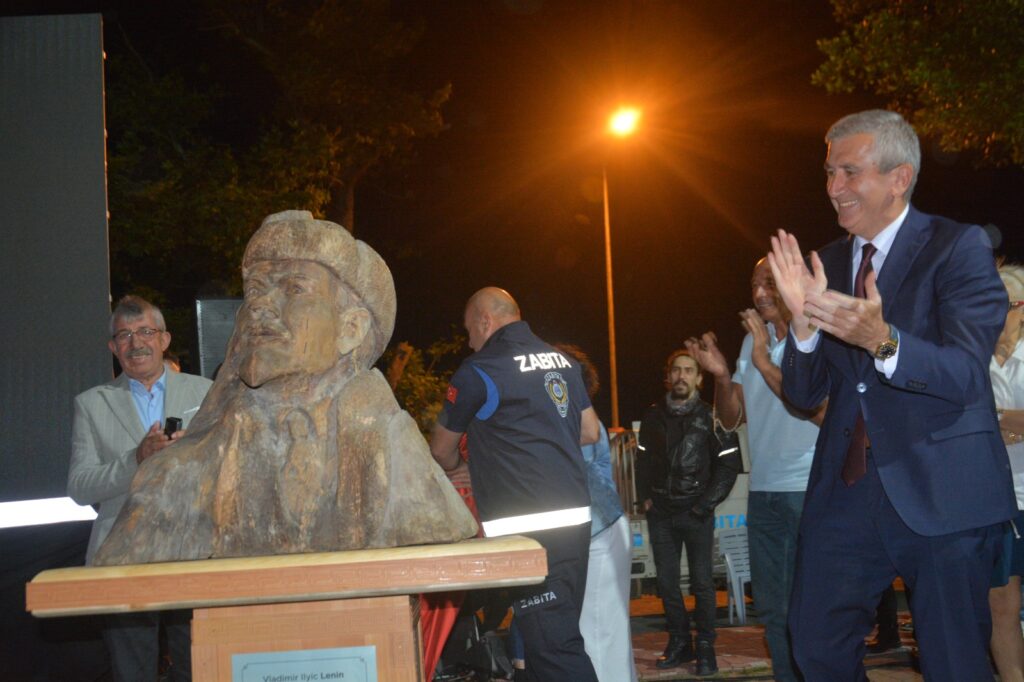 ALBAYRAK LENİN HEYKELİNİN AÇILIŞINI YAPTI!