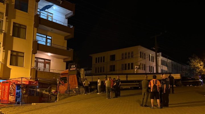 FRENİ BOŞALAN TIR MARKETE GİRDİ!