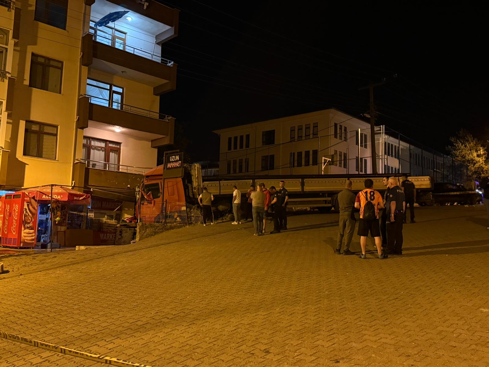 FRENİ BOŞALAN TIR MARKETE GİRDİ!