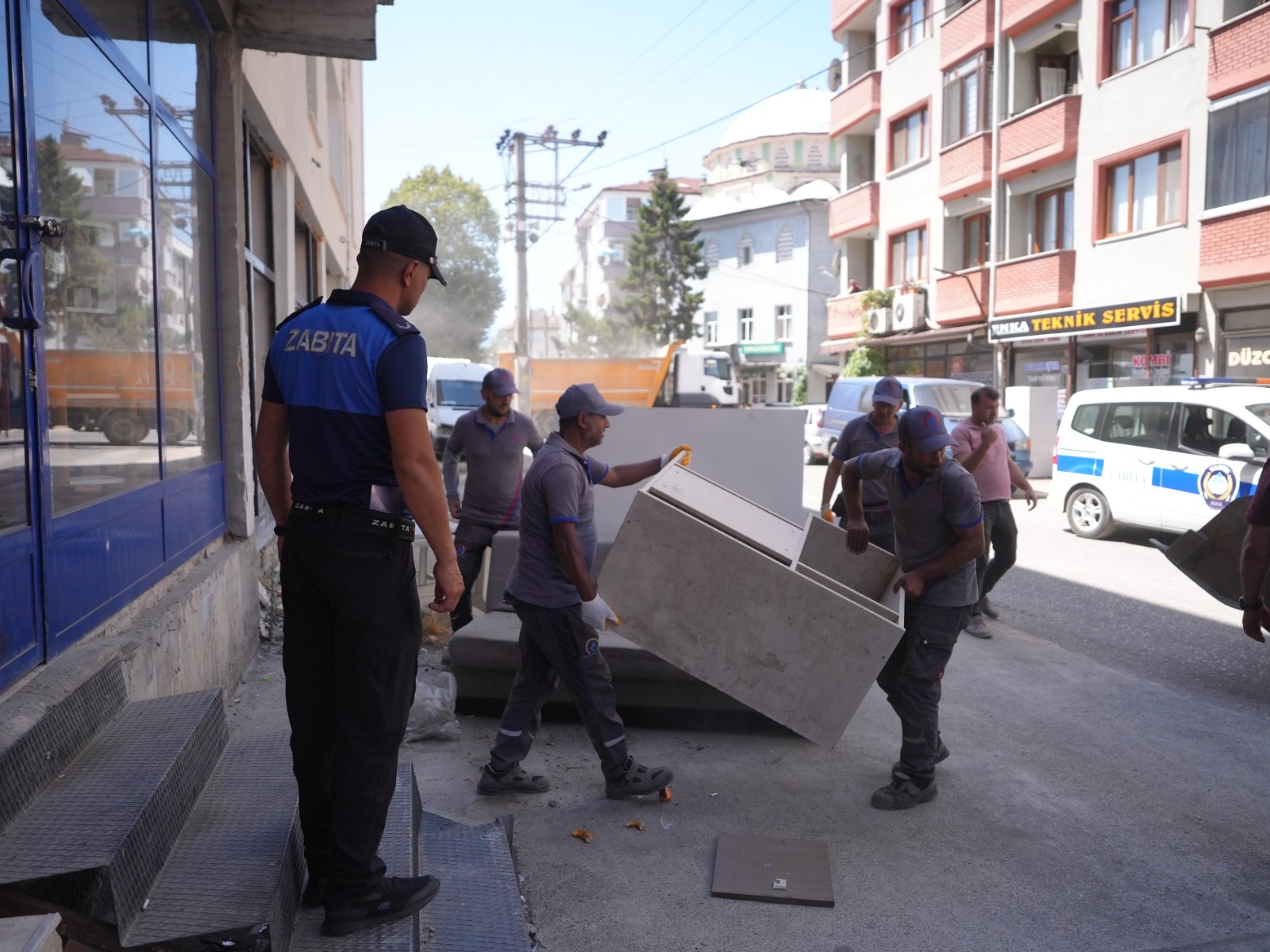 ÇEVREYİ KİRLETEN ESNAFA CEZA KESİLDİ!