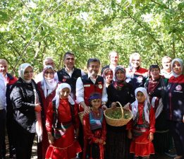 BAKAN YUMAKLI DÜZCE’DE FINDIK HASADI ŞENLİĞİNE KATILDI!