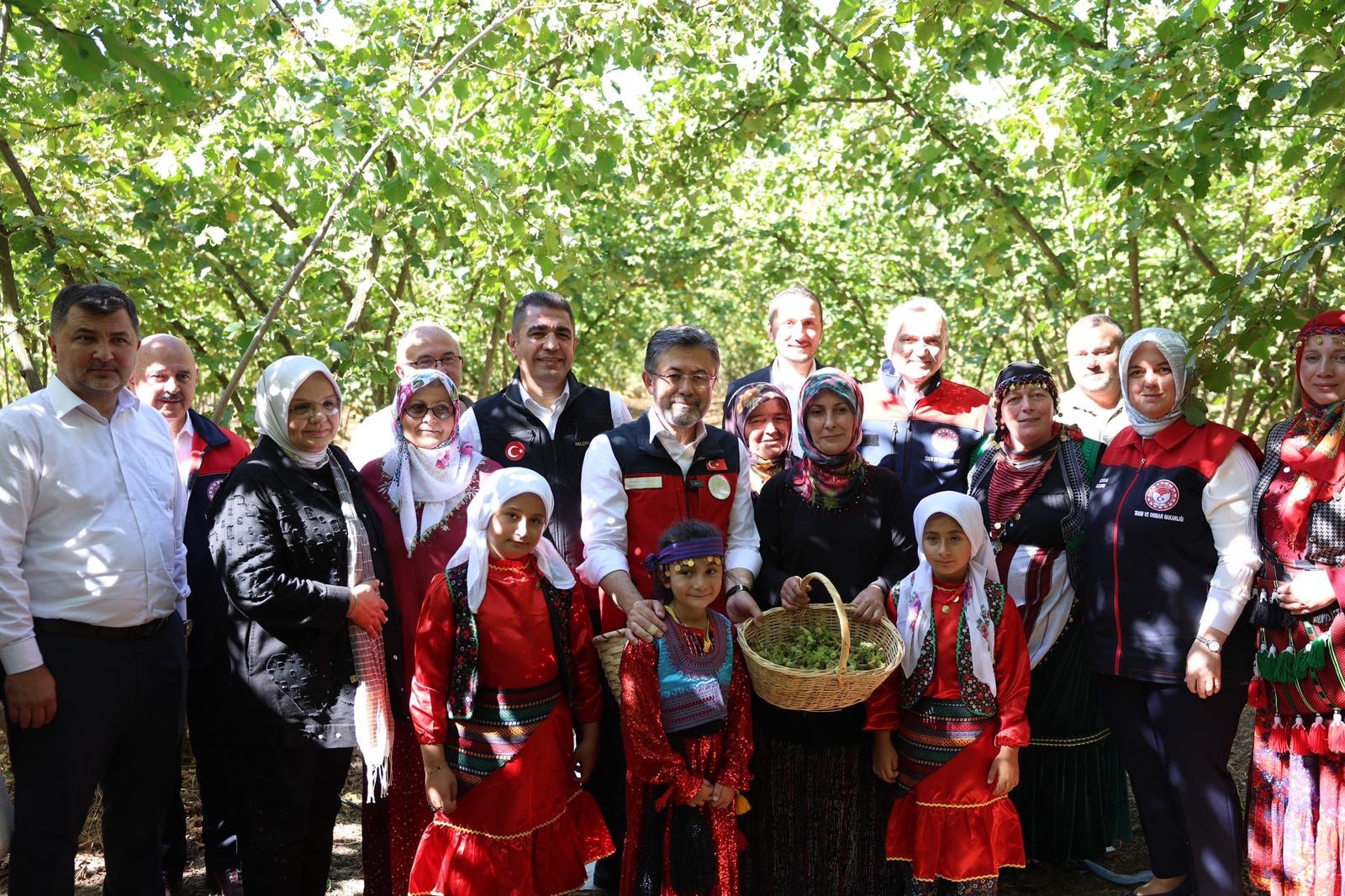 BAKAN YUMAKLI DÜZCE’DE FINDIK HASADI ŞENLİĞİNE KATILDI!