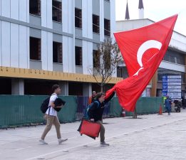 DÜZCE’DE BAYRAK HASSASİYETİ!