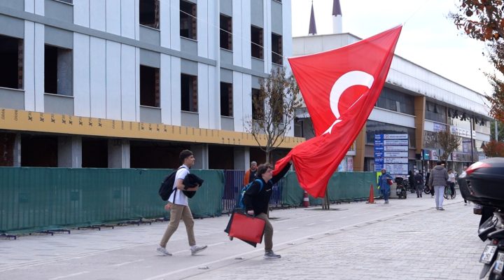 DÜZCE’DE BAYRAK HASSASİYETİ!