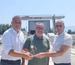 ÖNCÜ VE ÖRNEK KİMLİĞİ İLE DİKKAT ÇEKİYOR !