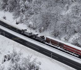 YOLDA KALAN TIR BÖYLE KURTARILDI!
