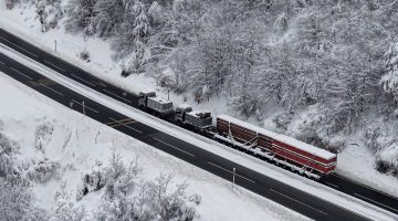 YOLDA KALAN TIR BÖYLE KURTARILDI!
