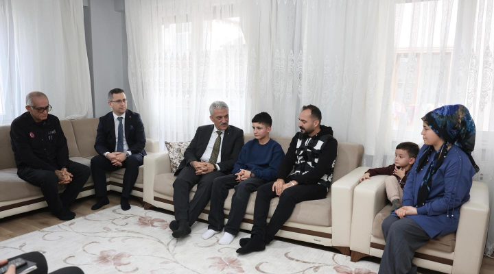 VALİ MAKAS’TAN DEPREMZEDE AİLEYE ZİYARET!