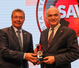 ASAD VE ASAV’DAN BAŞKAN ÖZLÜ’YE ‘KIZIL ELMA’ ÖDÜLÜ!