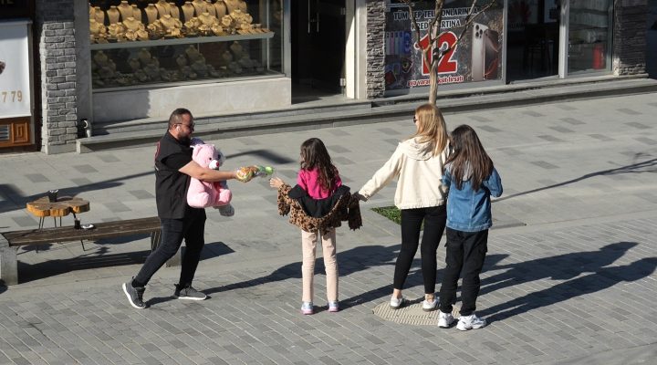 MİNİK YÜREKLERDEN KOCAMAN DÜRÜSTLÜK!