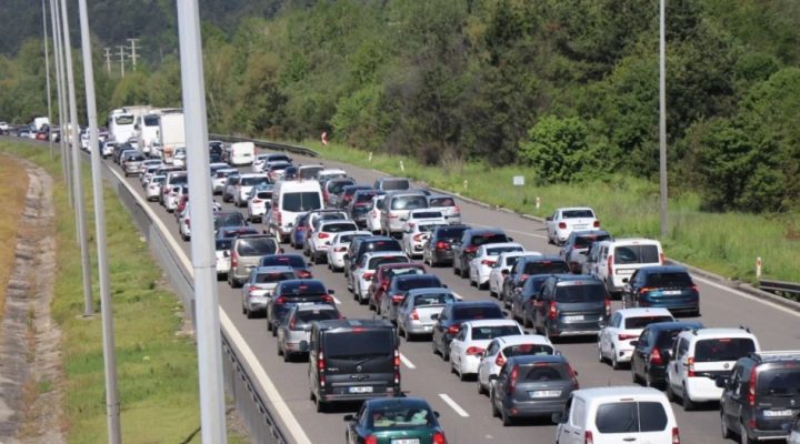 TATİLİN SON GÜNÜNDE TRAFİK DURMA NOKTASINA GELDİ!